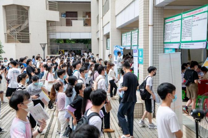 南方+客户端 | 穗国企今年招聘人数只增不减，有企业入职年薪30万招博士