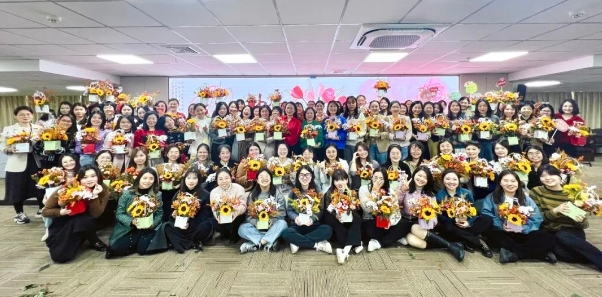 巾帼展风采 花香绽芳华丨市国资委机关工会联合球王会网页版工会开展三八妇女节插花活动